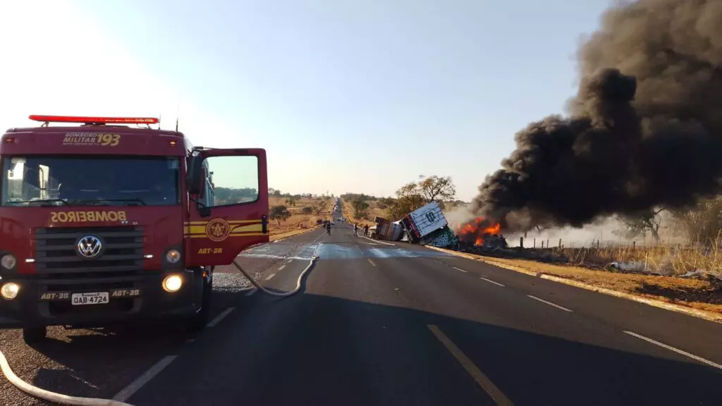 Após carro invadir pista contrária, carreta e caminhão pegam fogo e explodem na MS-299 Após carro invadir pista contrária, carreta e caminhão pegam fogo e explodem na MS-299