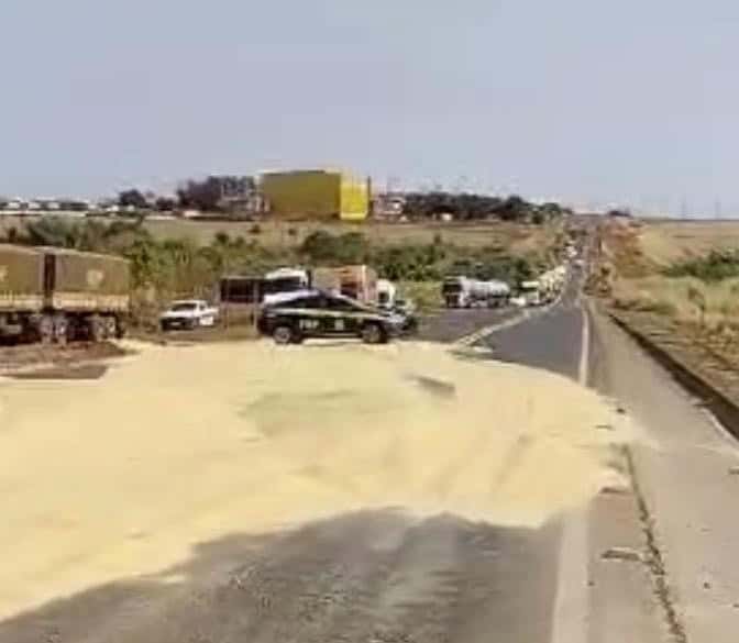 Vídeo: carreta tomba e deixa mais um trecho da BR-163 interditado em MS