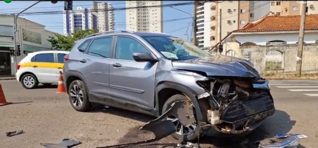 Caminhonete capota após furar sinal vermelho e ser atingida por veículo na Capital