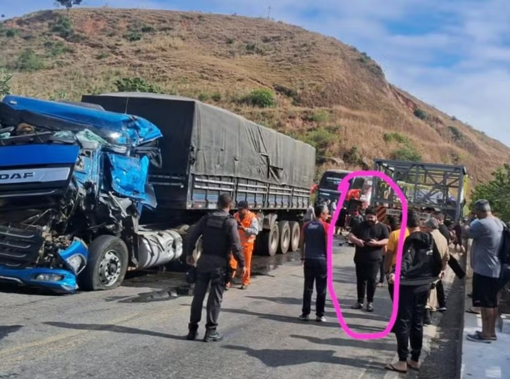 Ônibus da dupla César Menotti e Fabiano se envolve em acidente em Minas Gerais Ônibus da dupla César Menotti e Fabiano se envolve em acidente em Minas Gerais