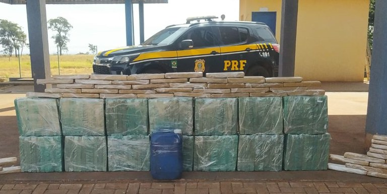 Traficante usa adesivo do INCRA em veículo para tentar enganar a polícia Traficante usa adesivo do INCRA em veículo para tentar enganar a polícia