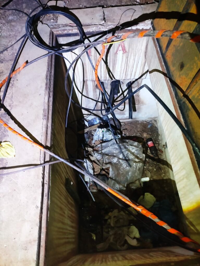 Dupla é presa furtando fios de telefonia de caixa subterrânea em Campo Grande Dupla é presa furtando fios de telefonia de caixa subterrânea em Campo Grande