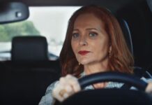 Em Família é Tudo, Léo/Netuno quer denunciar Ramón, mas Brenda ameaça: ‘Se entregar, nós caímos juntos’