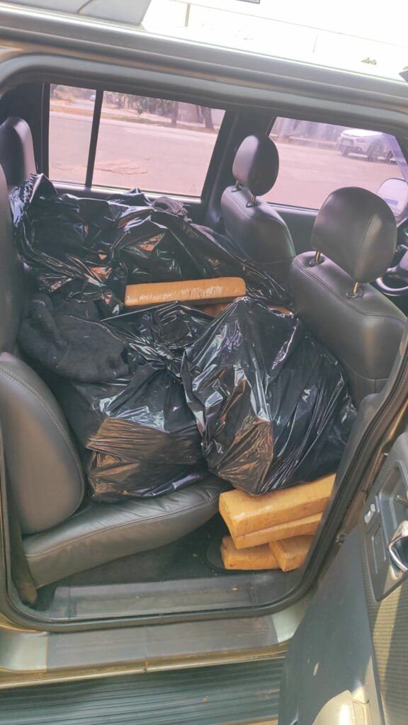 Adolescente é preso dirigindo caminhonete roubada com 430 kg de maconha Adolescente é preso dirigindo caminhonete roubada com 430 kg de maconha