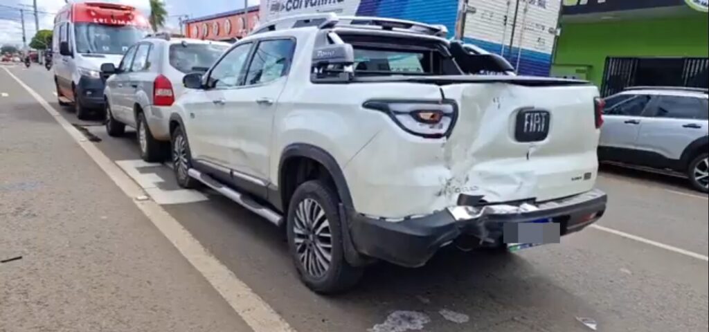 Motociclista não consegue parar e bate na traseira de pick-up na Av. Bandeirantes Motociclista não consegue parar e bate na traseira de pick-up na Av. Bandeirantes