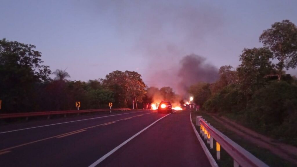 MST e indígenas bloqueiam o trânsito de rodovias em Mato Grosso do Sul MST e indígenas bloqueiam o trânsito de rodovias em Mato Grosso do Sul