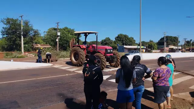 MST e indígenas bloqueiam o trânsito de rodovias em Mato Grosso do Sul MST e indígenas bloqueiam o trânsito de rodovias em Mato Grosso do Sul