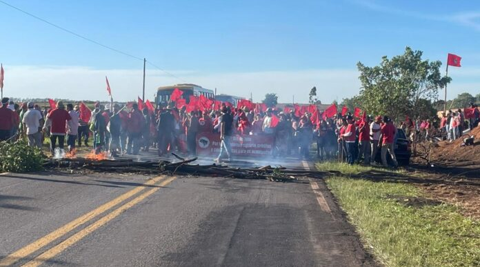 Bloqueio de Sem Terras na BR-262 é encerrado após 8h e fila quilométrica de veículos Bloqueio de Sem Terras na BR-262 é encerrado após 8h e fila quilométrica de veículos