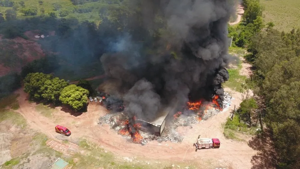 Incêndio destrói usina de reciclagem em Bataguassu e gera prejuízo de R$ 10 mil Incêndio destrói usina de reciclagem em Bataguassu e gera prejuízo de R$ 10 mil