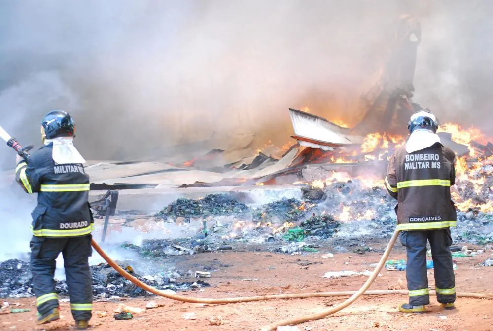 Incêndio destrói usina de reciclagem em Bataguassu e gera prejuízo de R$ 10 mil Incêndio destrói usina de reciclagem em Bataguassu e gera prejuízo de R$ 10 mil