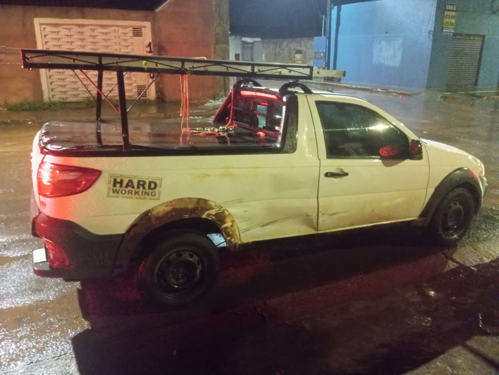 Mulher inabilitado bate em viatura da PM e é presa após tentar fugir em Campo Grande Mulher inabilitado bate em viatura da PM e é presa após tentar fugir em Campo Grande