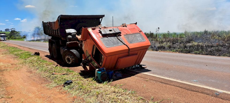 Vídeo: cabine de caminhão se solta e carro pega fogo após acidente na BR-376
