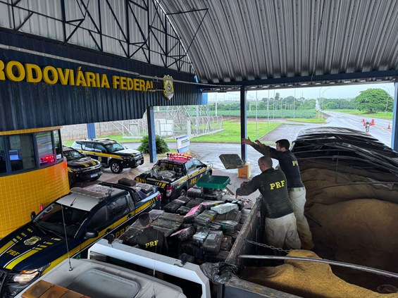 Caminhão que saiu de MS com mais de 8 toneladas de maconha e fuzis é apreendido no PR