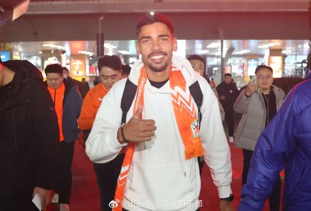 Guilherme Madruga, vencedor do Prêmio Puskás, é transferido para o futebol chinês Guilherme Madruga, vencedor do Prêmio Puskás, é transferido para o futebol chinês