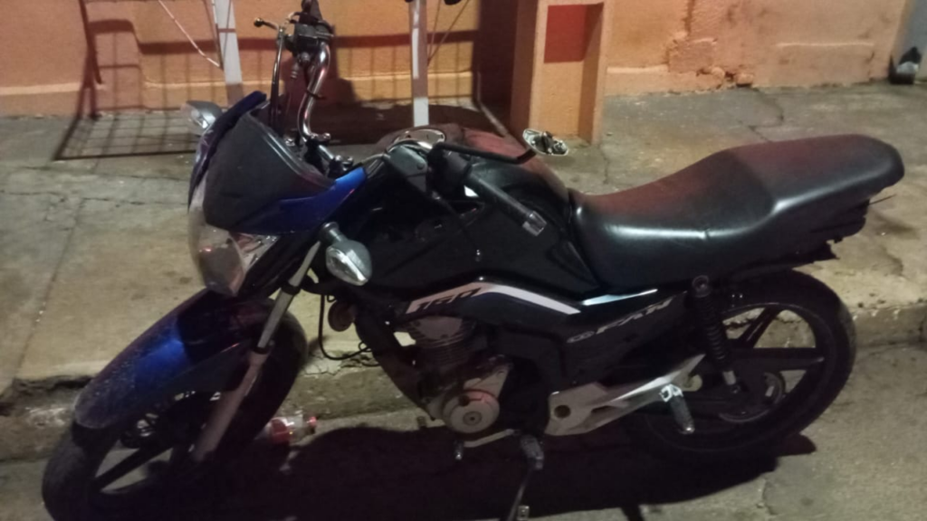 Jovem é morto a tiros na Vila Nhanhá; suspeitos fugiram após acidente durante a fuga Jovem é morto a tiros na Vila Nhanhá; suspeitos fugiram após acidente durante a fuga