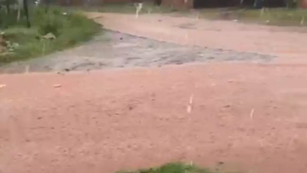 Chuva até rápida, mas forte, faz sensação térmica cair e alaga a Capital Chuva até rápida, mas forte, faz sensação térmica cair e alaga a Capital