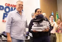 Prefeito Eduardo Campos entrega uniformes para GCMFRON de Ponta Porã