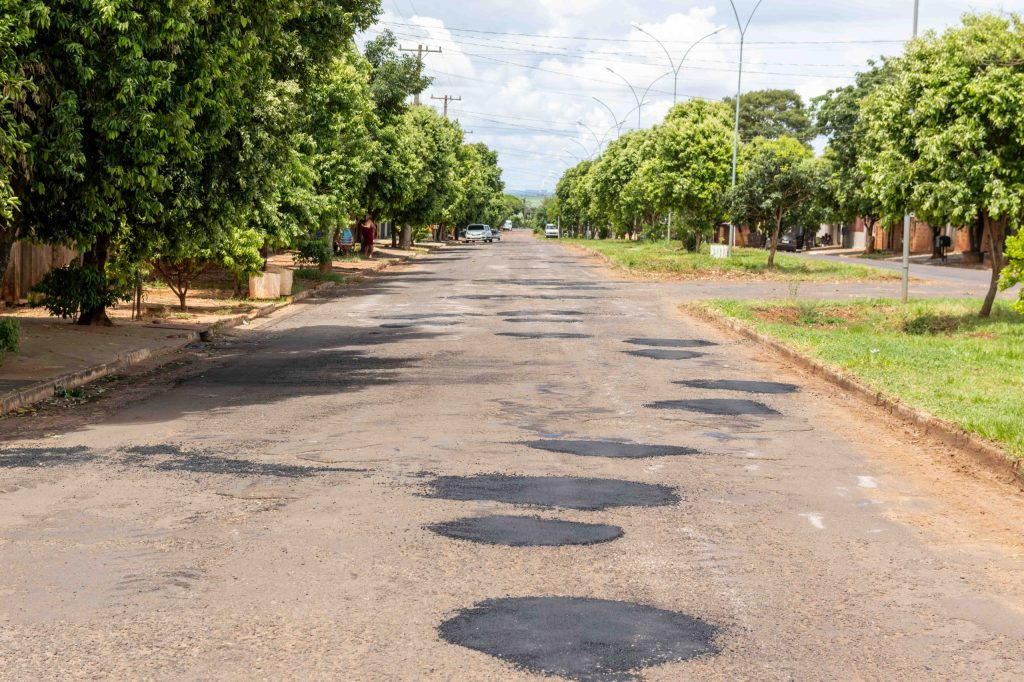 Governo de Naviraí executa limpeza geral e tapa buracos na Avenida Miguel Sotani Governo de Naviraí executa limpeza geral e tapa buracos na Avenida Miguel Sotani