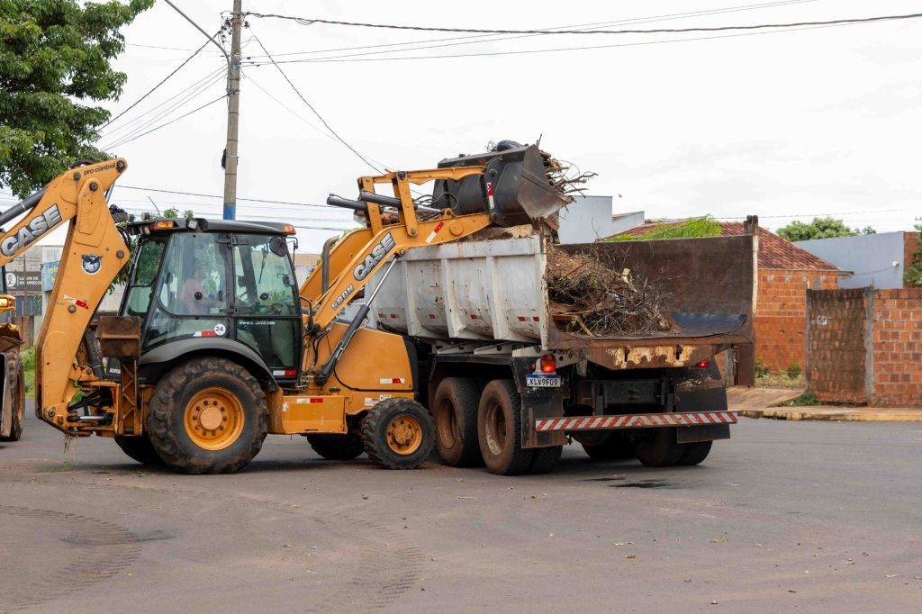 Governo de Naviraí executa limpeza geral e tapa buracos na Avenida Miguel Sotani Governo de Naviraí executa limpeza geral e tapa buracos na Avenida Miguel Sotani