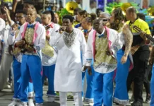 Neguinho da Beija-Flor faz seu último desfile disputando título Neguinha da Beija-Flor puxa o enredo da escola, no segundo dia de carnaval do grupo Especial na Marquês de Sapucaí (Foto: Tomaz Silva/Agência Brasil)