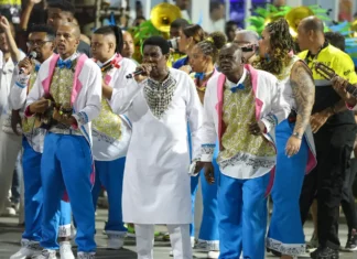 Neguinha da Beija-Flor puxa o enredo da escola, no segundo dia de carnaval do grupo Especial na Marquês de Sapucaí (Foto: Tomaz Silva/Agência Brasil)