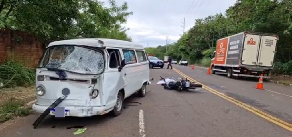 Motociclista morre ao bater em Kombi na avenida do bairro Estrela do Sul Motociclista morre ao bater em Kombi na avenida do bairro Estrela do Sul