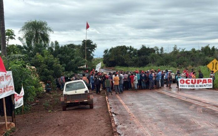 MS tem duas rodovias interditadas pelo MST nesta segunda-feira