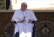 Papa Francisco faz aparição pública surpresa e mostra sinais de recuperação