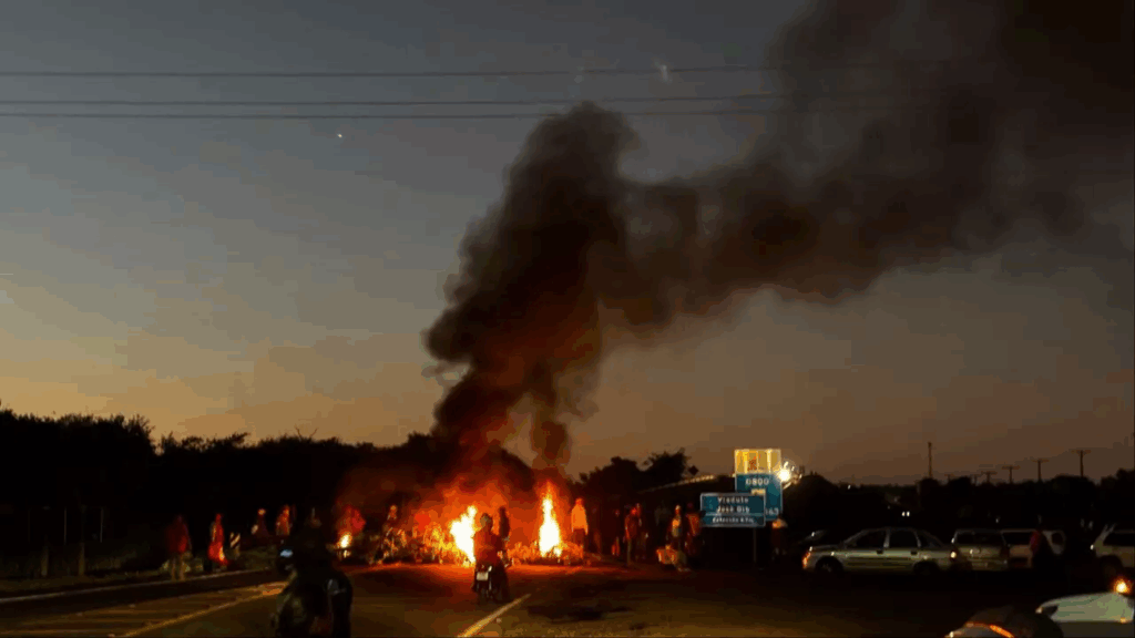 MST bloqueia BR-163 na saída para São Paulo, em Campo Grande MST bloqueia BR-163 na saída para São Paulo, em Campo Grande