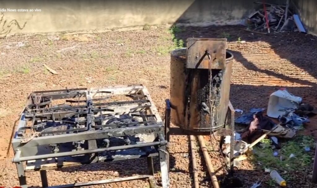 Chiparia fica destruída ao pegar fogo no bairro Jardim Tijuca após fritadeira elétrica ligar sozinha