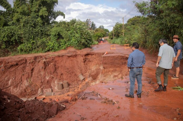Cratera gigantesca no bairro Chácara dos Poderes é fechada após 119 viagens de caminhões com terra Cratera gigantesca no bairro Chácara dos Poderes é fechada após 119 viagens de caminhões com terra