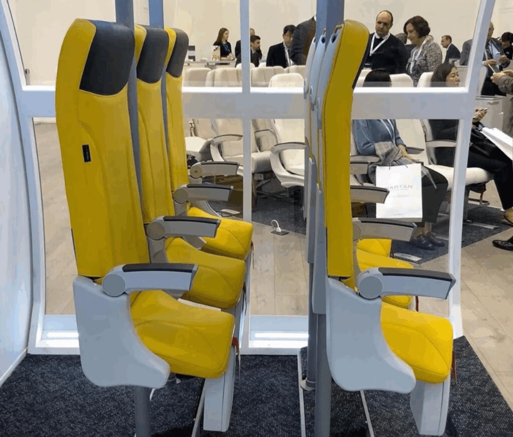 Assento em pé? Novo modelo promete passagens aéreas mais baratas, mas exige “força nas pernas” Assento em pé? Novo modelo promete passagens aéreas mais baratas, mas exige “força nas pernas”