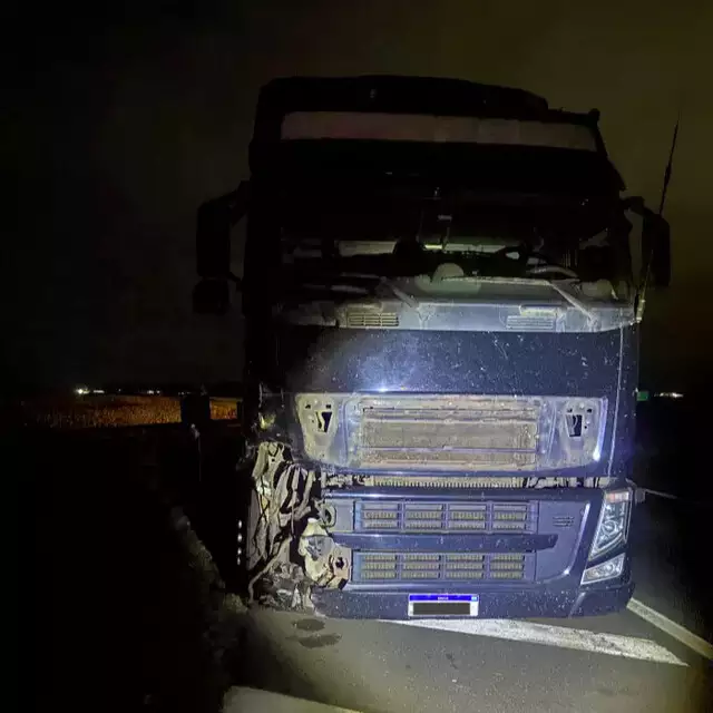 Motociclista morre após bater contra carreta em rotatória da BR-060 Motociclista morre após bater contra carreta em rotatória da BR-060