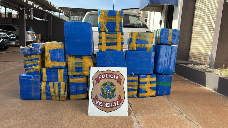 Após denúncia, PF apreende grande carga de maconha e detém menor em MS Após denúncia, PF apreende grande carga de maconha e detém menor em MS