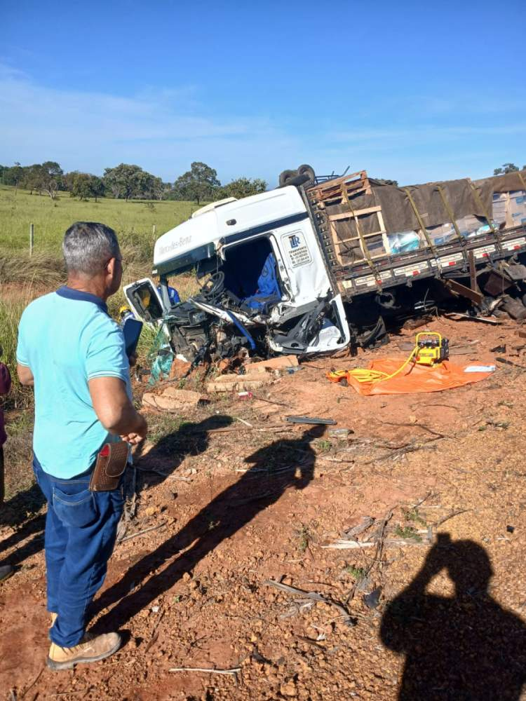 Motorista morre e pelo menos mais duas pessoas ficam feridas em acidente na MS-112 Motorista morre e pelo menos mais duas pessoas ficam feridas em acidente na MS-112