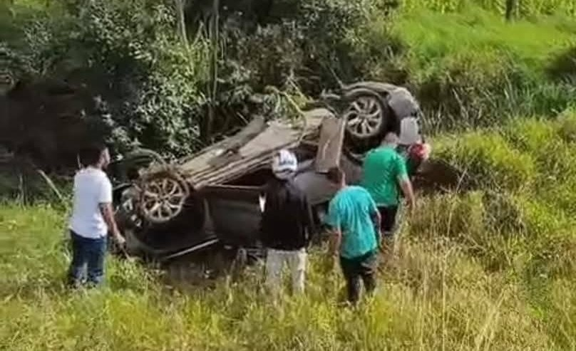 Homem morre e duas pessoas ficam feridas em capotamento na BR-463 Homem morre e duas pessoas ficam feridas em capotamento na BR-463