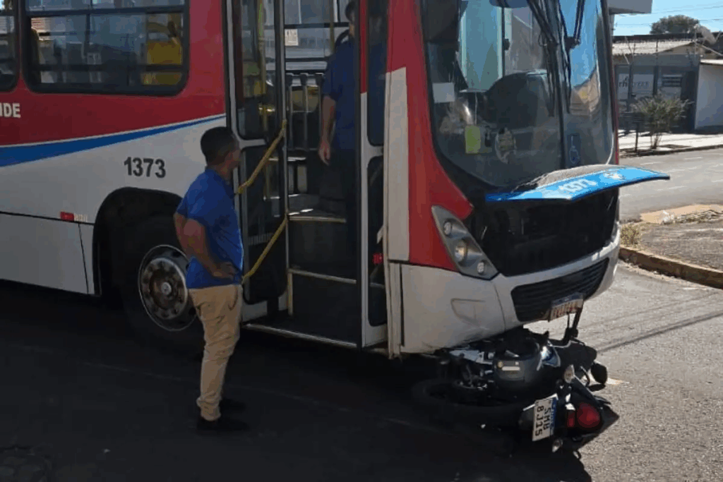 Motociclista fura preferencial e é atropelado por ônibus em Campo Grande Motociclista fura preferencial e é atropelado por ônibus em Campo Grande