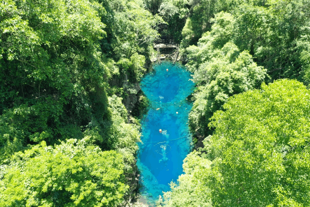 Temporada Azul: mergulho com cilindro revela a magia da Lagoa Misteriosa em Jardim Temporada Azul: mergulho com cilindro revela a magia da Lagoa Misteriosa em Jardim