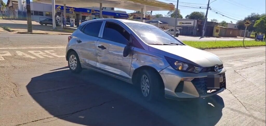 Veículo fica destruído ao bater na traseira de caminhão estacionado na Capital Veículo fica destruído ao bater na traseira de caminhão estacionado na Capital