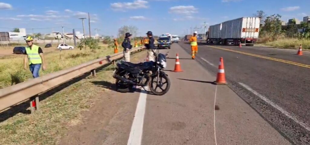 Acidente no macroanel da Capital deixa motociclista e passageira feridos
