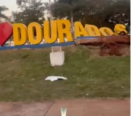 Mulher perde o controle do carro e destrói letreiro em parque de Dourados Mulher perde o controle do carro e destrói letreiro em parque de Dourados