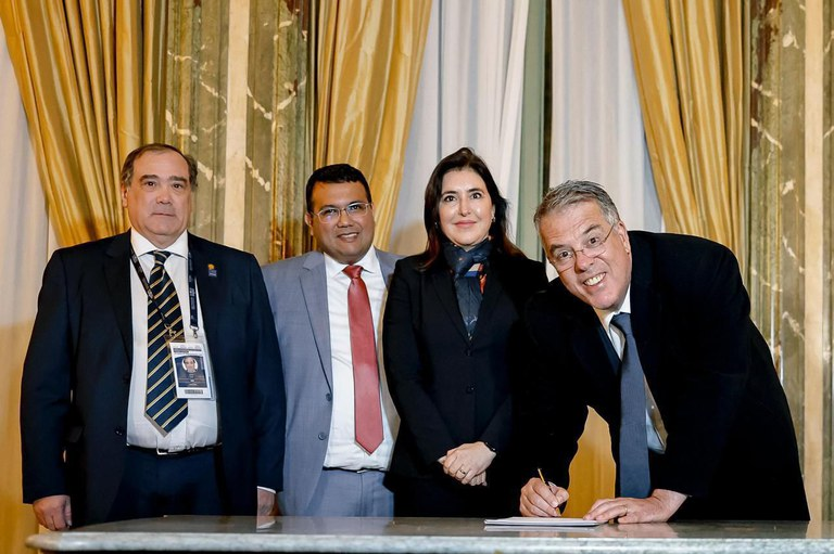 Ao lado de Lula, prefeitos de Ponta Porã e Corumbá assinam convênios de US$ 16 milhões do FOCEM Ao lado de Lula, prefeitos de Ponta Porã e Corumbá assinam convênios de US$ 16 milhões do FOCEM