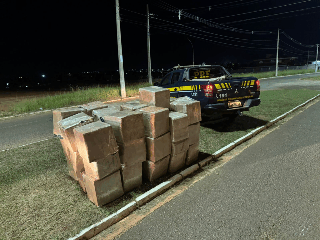PRF apreende 2 toneladas de maconha escondidas em minério de ferro PRF apreende 2 toneladas de maconha escondidas em minério de ferro