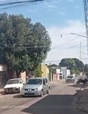 Fuga cinematográfica termina em prisão de jovem sem CNH no bairro Tiradentes Fuga cinematográfica termina em prisão de jovem sem CNH no bairro Tiradentes