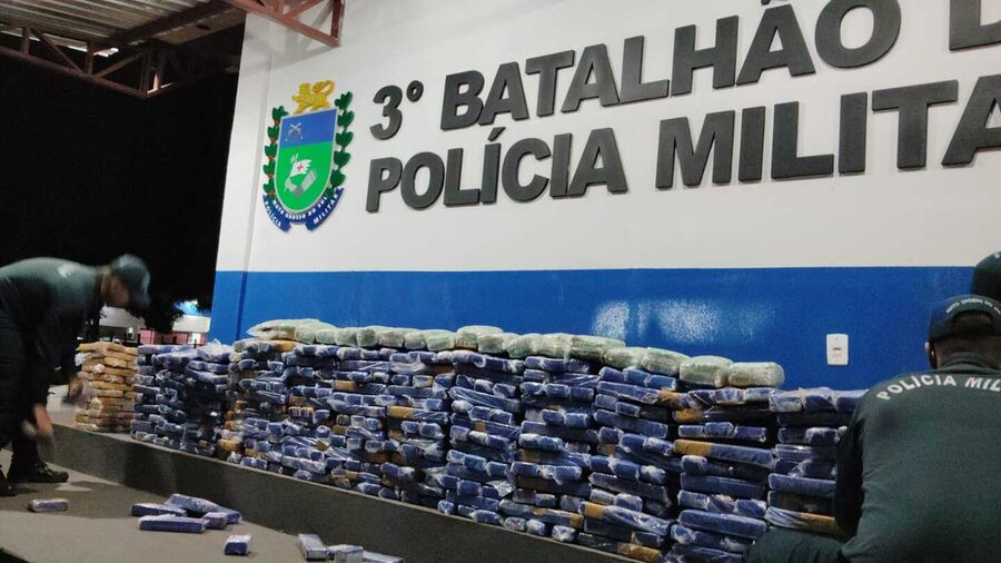 PM apreende quase uma tonelada de maconha escondida em máquina agrícola PM apreende quase uma tonelada de maconha escondida em máquina agrícola