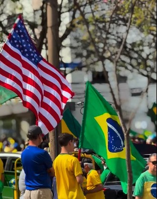 Em Campo Grande, 50 mil pessoas participam de ato contra Lula, Moraes e até Reinaldo Azambuja Em Campo Grande, 50 mil pessoas participam de ato contra Lula, Moraes e até Reinaldo Azambuja
