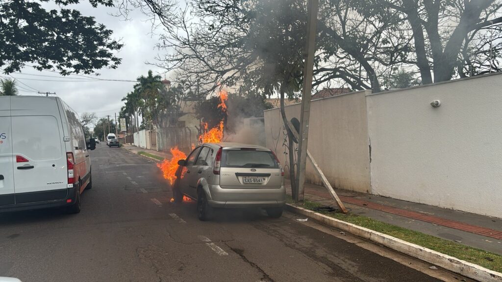 Vídeo: carro fica destruído ao pegar fogo na Rua 14 de Julho Vídeo: carro fica destruído ao pegar fogo na Rua 14 de Julho