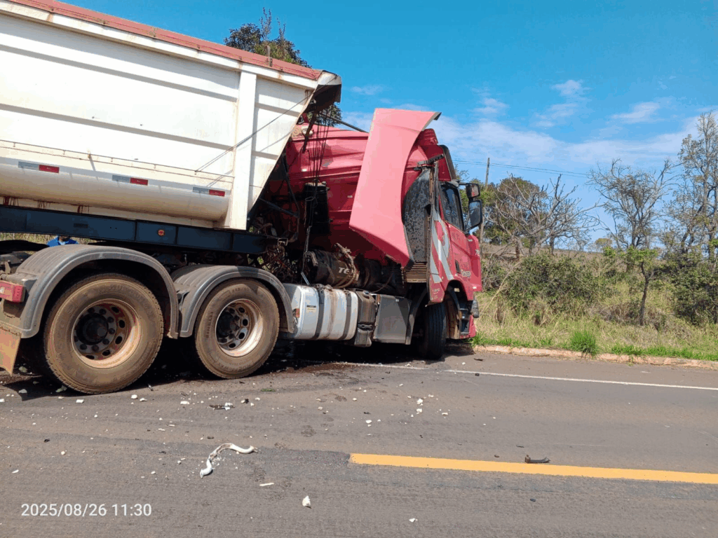 Acidente entre carreta bitrem e caminhão-baú mata duas pessoas na BR-262 Acidente entre carreta bitrem e caminhão-baú mata duas pessoas na BR-262