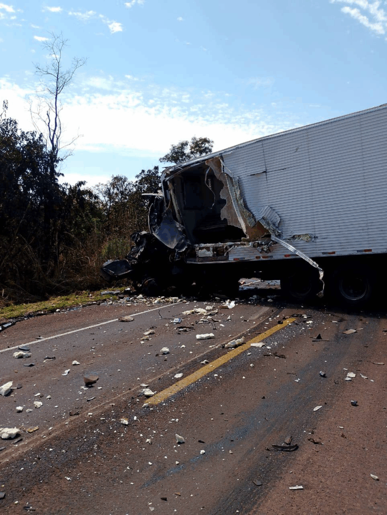 Acidente entre carreta bitrem e caminhão-baú mata duas pessoas na BR-262 Acidente entre carreta bitrem e caminhão-baú mata duas pessoas na BR-262