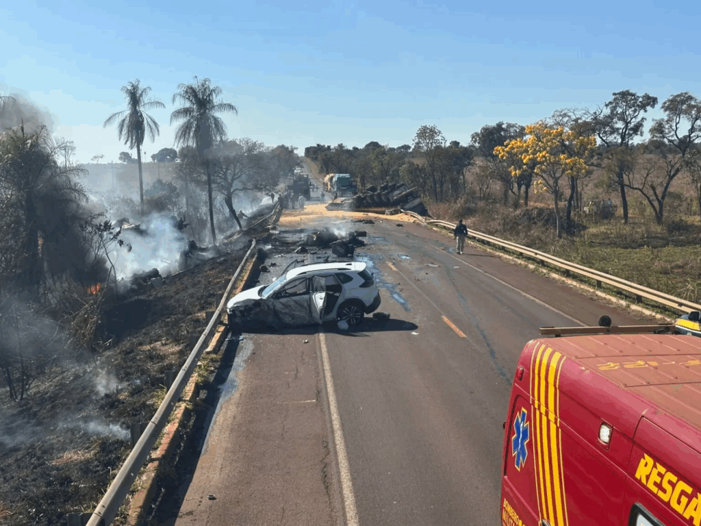 Acidente terrível na BR-267 mata três pessoas carbonizadas; família conseguiu sobreviver Acidente terrível na BR-267 mata três pessoas carbonizadas; família conseguiu sobreviver